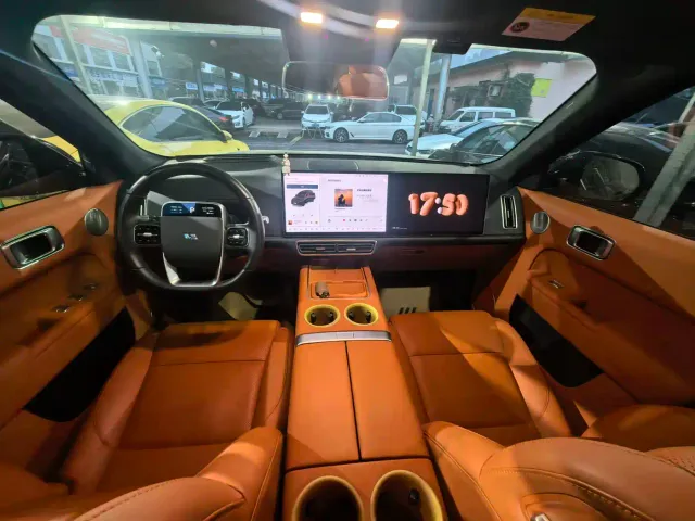 Li Auto L8 — Фото автомобиля 13