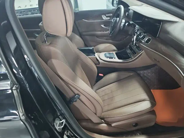 Mercedes-Benz E-Class — Фото автомобиля 24