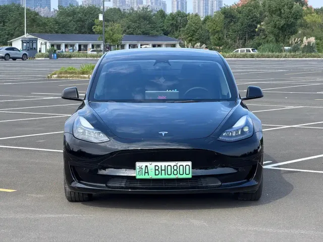 Tesla Model 3 — Фото автомобиля 2