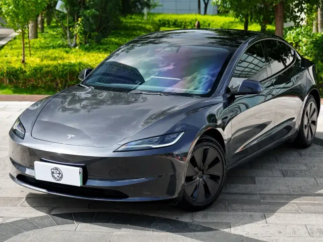 Tesla Model 3 — Фото автомобиля 4