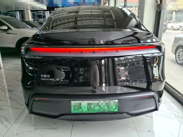 Tesla Model Y — Фото автомобиля 4