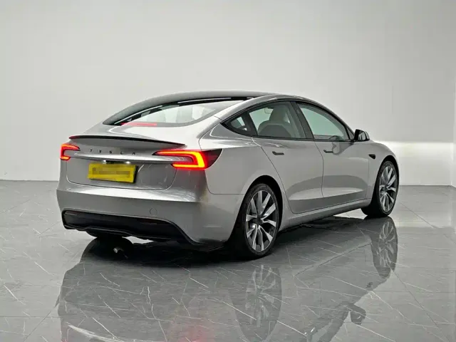 Tesla Model 3 — Фото автомобиля 6