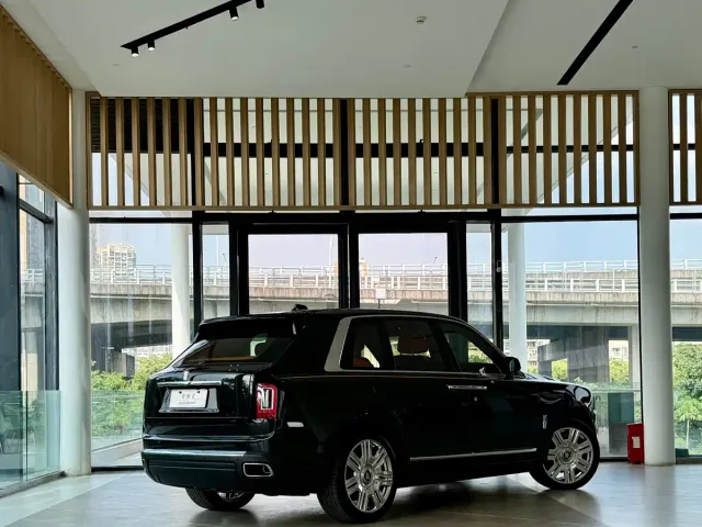 Rolls-Royce Cullinan — Фото автомобиля 3