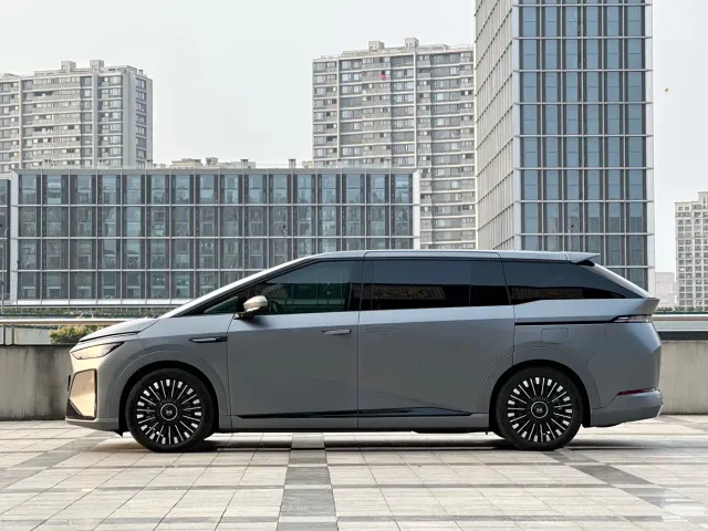 Xpeng X9 — Фото автомобиля 6