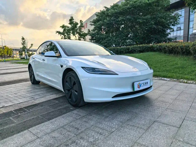 Tesla Model 3 — Фото автомобиля 3