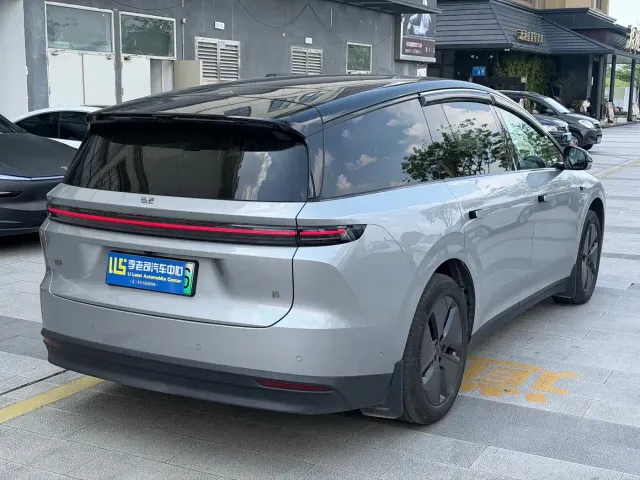Li Auto i8 — Фото автомобиля 4