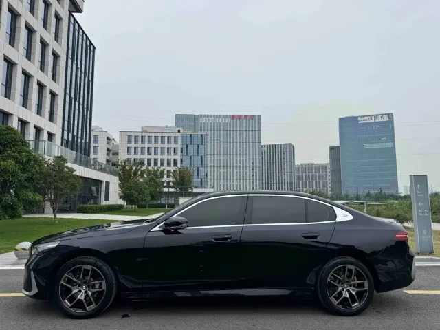 BMW 5 Series — Фото автомобиля 26