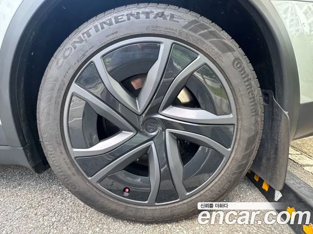 Tesla Model X — Фото автомобиля 15