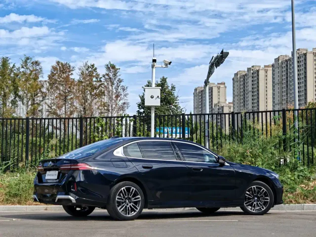 BMW 5 Series — Фото автомобиля 4