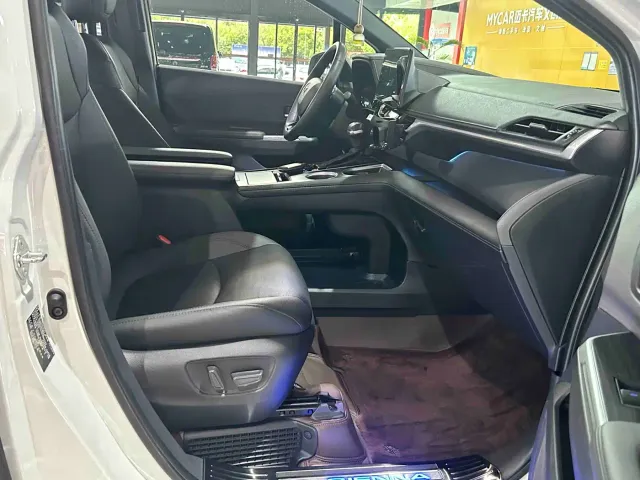 Toyota Sienna — Фото автомобиля 24