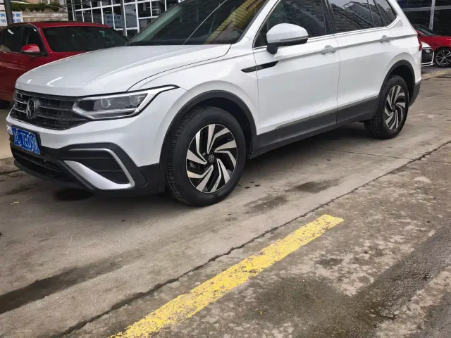Volkswagen Tiguan L — Фото автомобиля 3