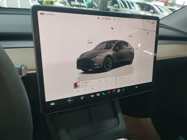 Tesla Model Y — Фото автомобиля 12