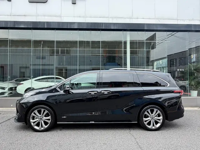 Toyota Sienna — Фото автомобиля 3