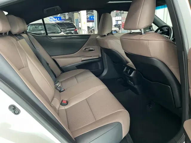 Lexus ES — Фото автомобиля 9