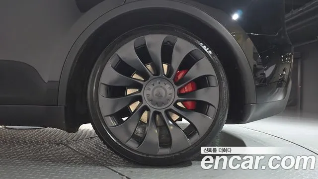 Tesla Model Y — Фото автомобиля 6
