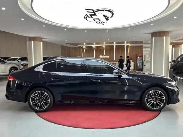 BMW 5 Series — Фото автомобиля 4
