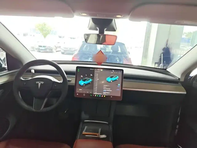 Tesla Model Y — Фото автомобиля 9