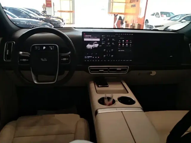 Li Auto L7 — Фото автомобиля 9