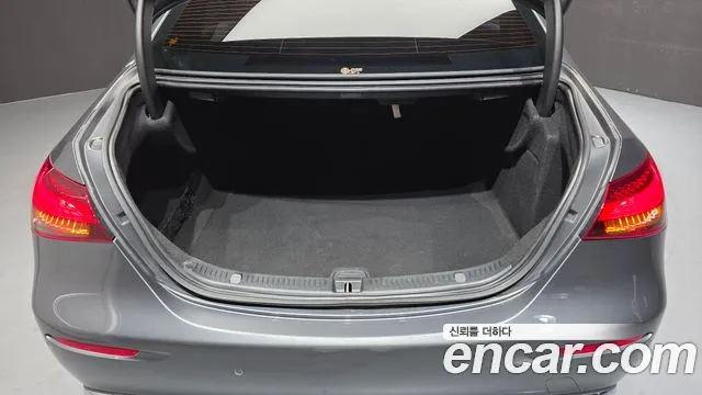 Mercedes-Benz E-Class — Фото автомобиля 16