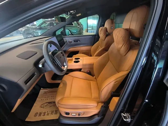 Li Auto i8 — Фото автомобиля 5