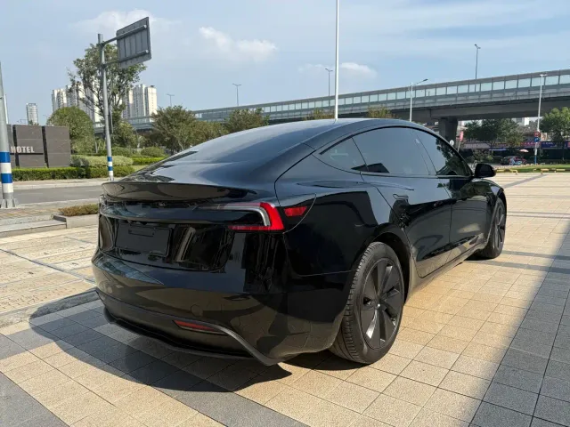 Tesla Model 3 — Фото автомобиля 12