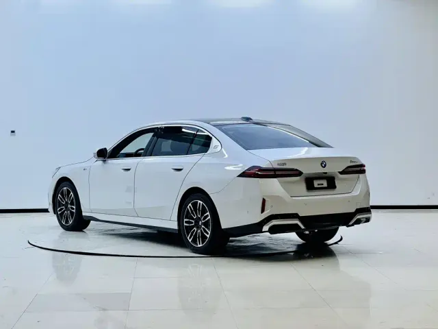 BMW 5 Series — Фото автомобиля 11