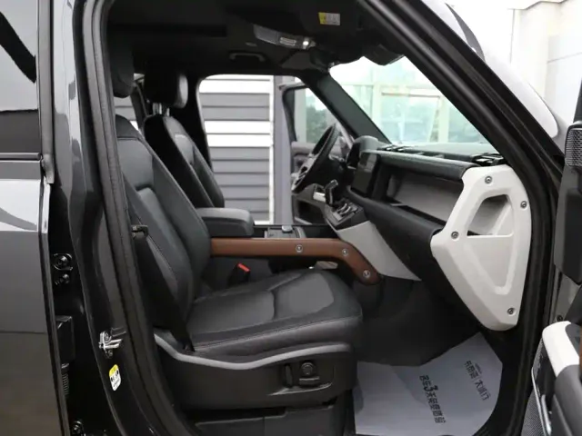 Land Rover Defender — Фото автомобиля 23