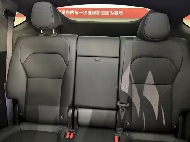 Tesla Model Y — Фото автомобиля 9