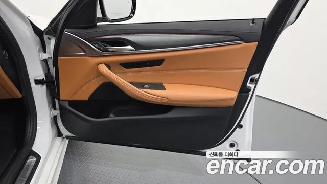 BMW 5 Series G30 — Фото автомобиля 24