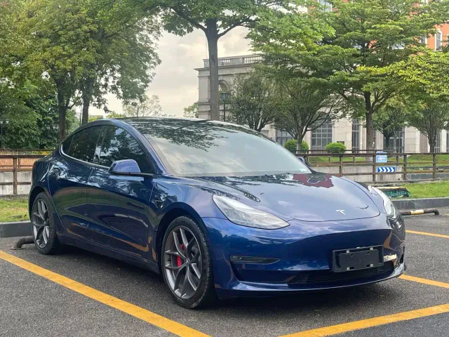 Tesla Model 3 — Фото автомобиля 3