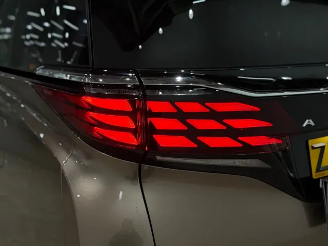 Toyota Alphard — Фото автомобиля 24