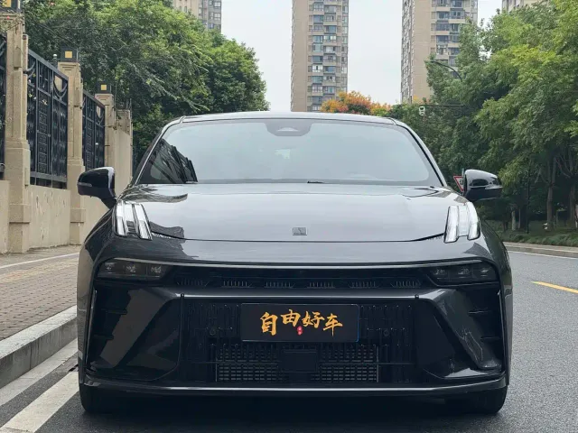 Lynk & Co 03 — Фото автомобиля 2