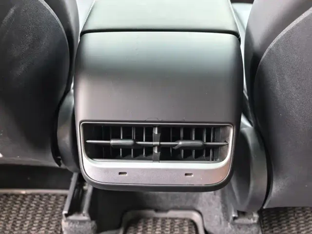 Tesla Model Y — Фото автомобиля 10