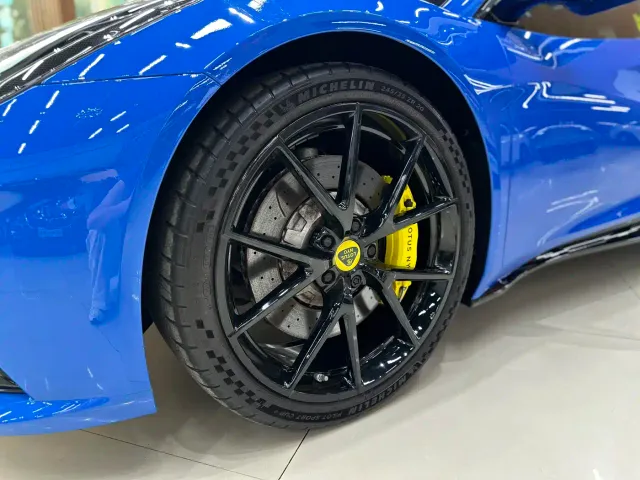 Lotus Emira — Фото автомобиля 9