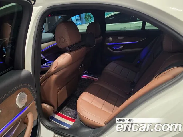 Mercedes-Benz E-Class — Фото автомобиля 11