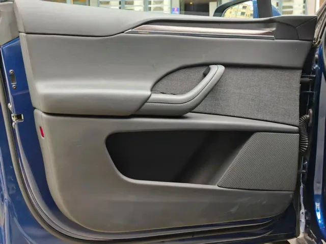 Tesla Model X — Фото автомобиля 9