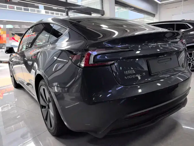 Tesla Model 3 — Фото автомобиля 16