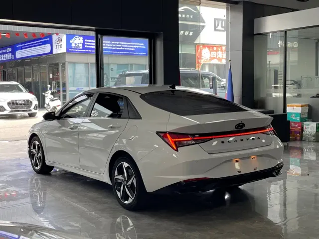 Hyundai Elantra — Фото автомобиля 14