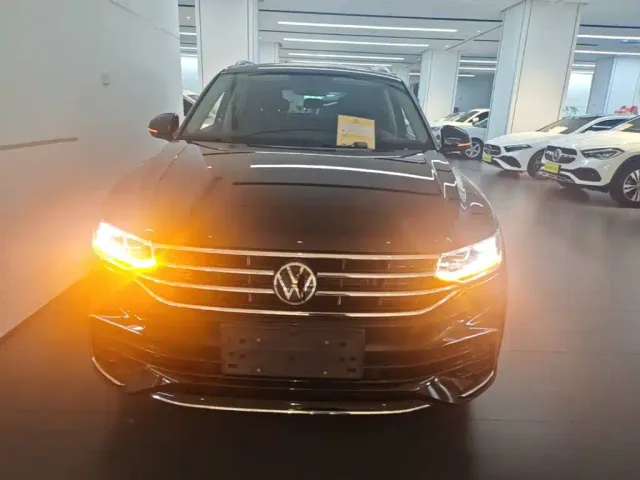 Volkswagen Tiguan L — Фото автомобиля 2