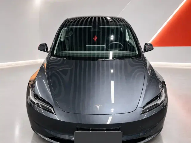 Tesla Model 3 — Фото автомобиля 2