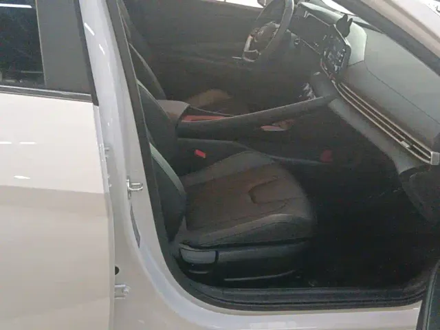 Hyundai Elantra — Фото автомобиля 24
