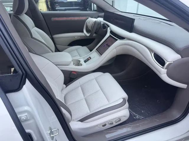 IM Motors L6 — Фото автомобиля 15