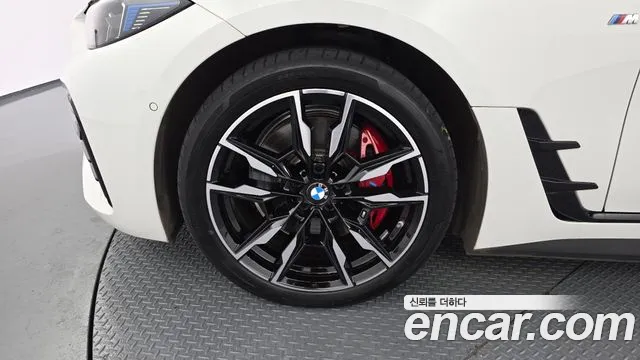 BMW i4 — Фото автомобиля 5