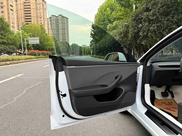 Tesla Model 3 — Фото автомобиля 6