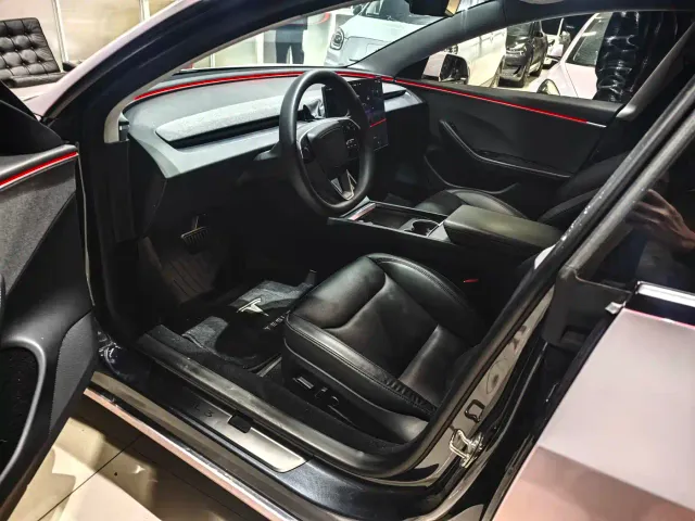 Tesla Model 3 — Фото автомобиля 2