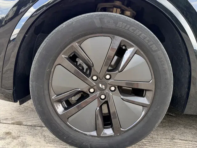 Li Auto L8 — Фото автомобиля 29