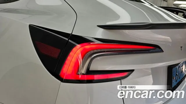 Tesla Model 3 — Фото автомобиля 3