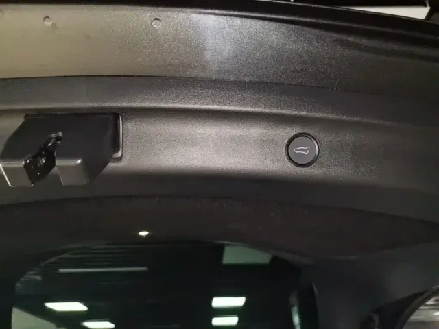 Tesla Model Y — Фото автомобиля 18