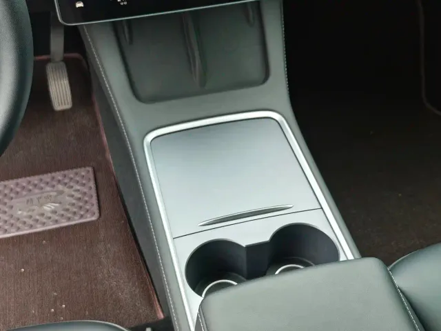 Tesla Model Y — Фото автомобиля 17