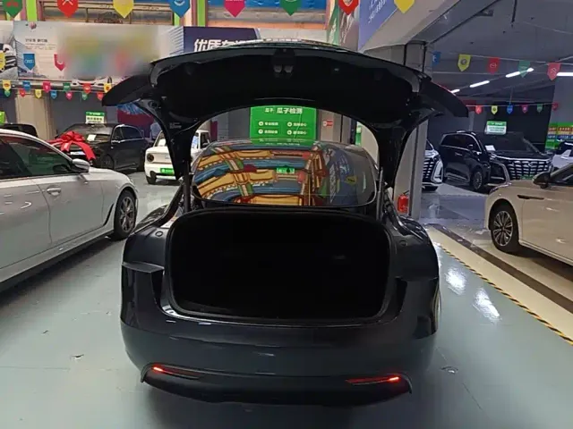 Tesla Model 3 — Фото автомобиля 18